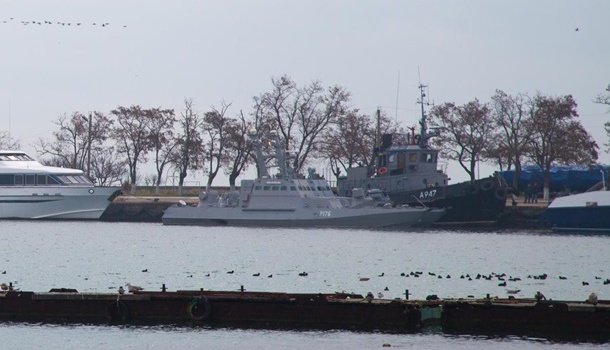 Пленных украинских моряков везут в суд Пленных украинских моряков везут в суд
