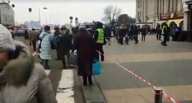 На станции "Киев-пассажирский" эвакуируют людей На станции "Киев-пассажирский" эвакуируют людей