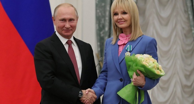 Во время получения награды от Путина Валерия вспомнила об умершем Кобзоне