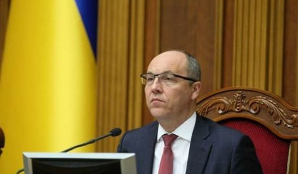 Спикер ВР подписал закон о военном положении: чего ожидать дальше Спикер ВР подписал закон о военном положении: чего ожидать дальше