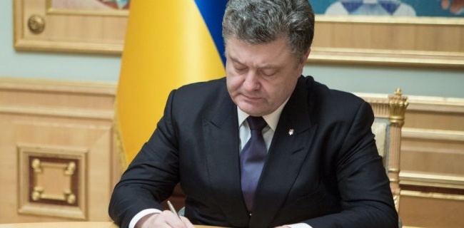 Порошенко поставил подпись под законом, вводящим военное положение Порошенко поставил подпись под законом, вводящим военное положение