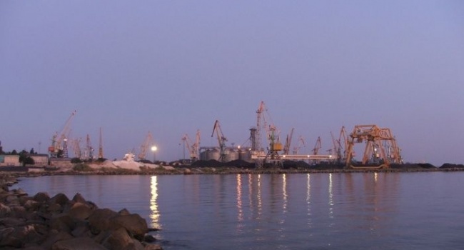 РФ заблокировала движение украинских судов в Азовском море РФ заблокировала движение украинских судов в Азовском море