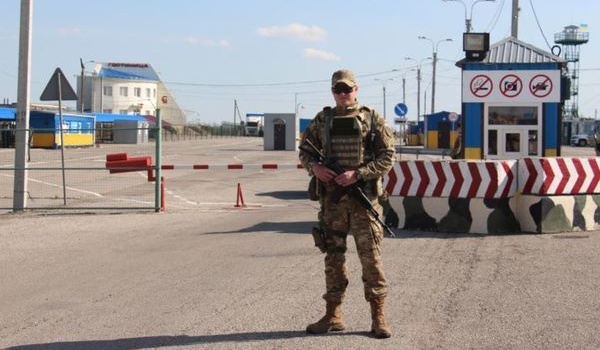 Военное положение в Украине: стало известно о закрытии границы с Крымом для иностранцев