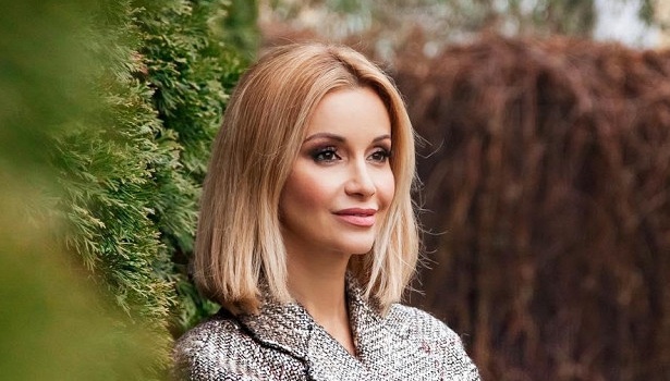 «Мадам, у вас с*сок кажется вылез»: российская певица нечаянно засветила грудь на людях 