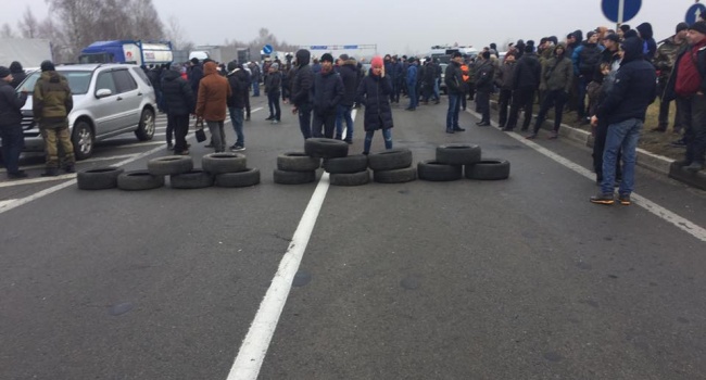 Евробляхеры продолжают беспорядки: на границе с Польшой горят шины Евробляхеры продолжают беспорядки: на границе с Польшой горят шины