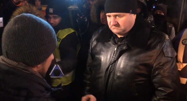 Активисты возле АП кинули три больших петарды Активисты возле АП кинули три больших петарды