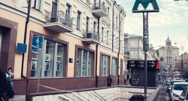 На метро "Театральная" в Киеве внезапно умер мужчина На метро "Театральная" в Киеве внезапно умер мужчина
