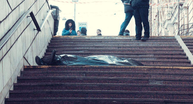 На метро "Театральная" в Киеве внезапно умер мужчина На метро "Театральная" в Киеве внезапно умер мужчина