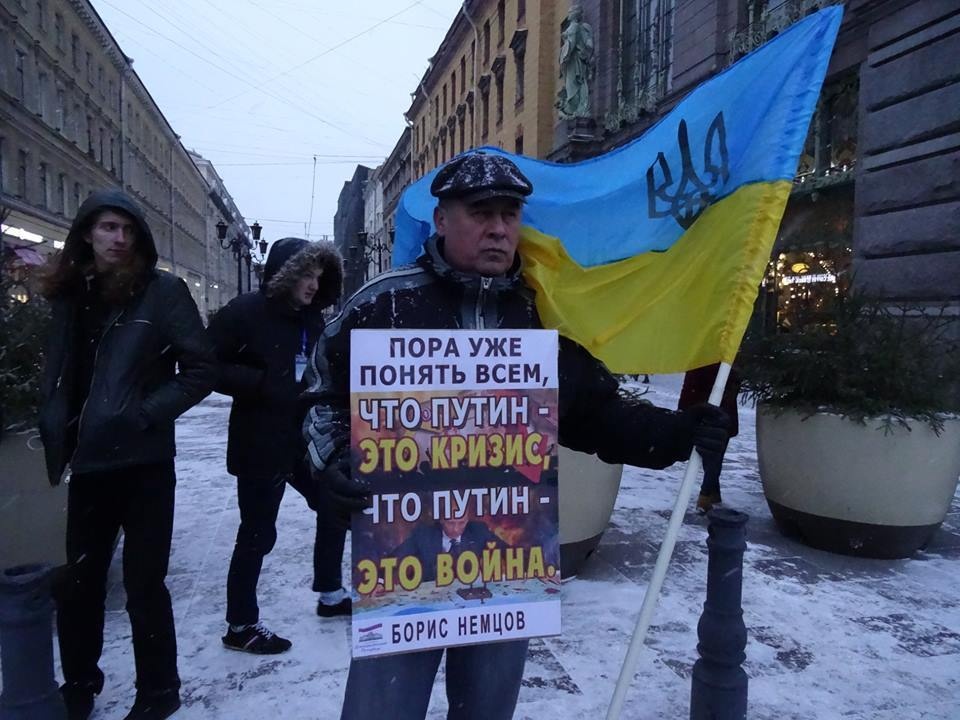 Новости украины на русском языке сегодня. Против Российской агрессии. Украинцы в России в СПБ. Путин за флагом Украины. Украинские флаги в Петербурге.