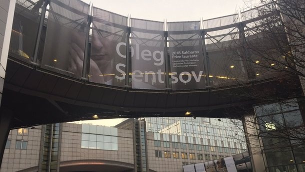 На здании Европарламента растянули портрет Олега Сенцова На здании Европарламента растянули портрет Олега Сенцова