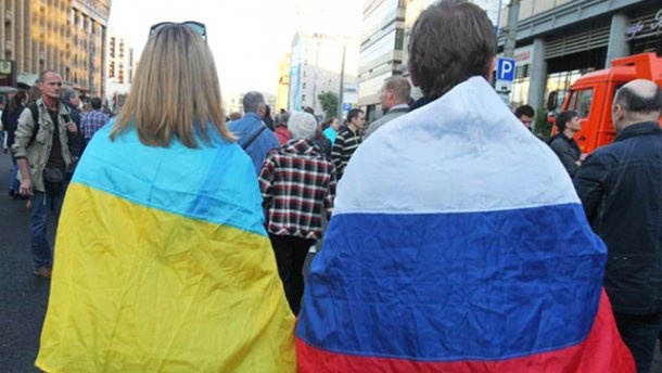 «Отправить их в зону АТО, пусть обнимаются»: в центре Киева неизвестные устроили провокацию с украинским и российским флагом «Отправить их в зону АТО, пусть обнимаются»: в центре Киева неизвестные устроили провокацию с украинским и российским флагом