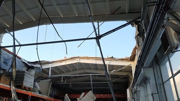 На российском заводе обвалилась крыша. Есть погибшие. Первые фото с места ЧП