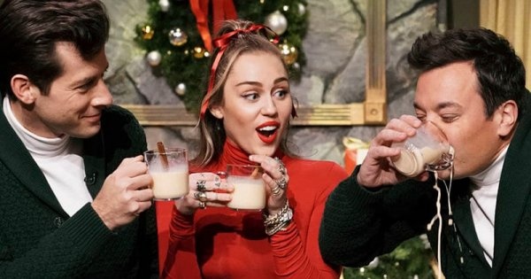 «Santa Baby»: Майли Сайрус удивила интересным исполнением известной песни 