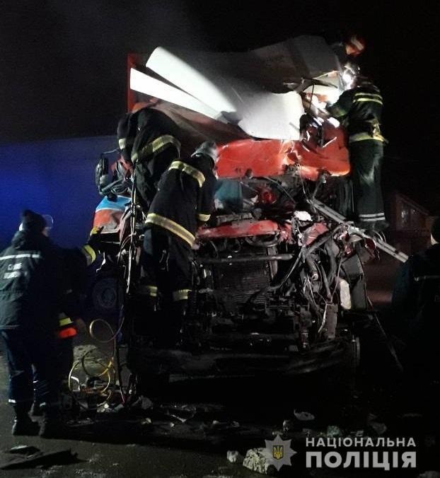 «Пришлось вырезать тела»: в Хмельницкой области грузовик врезался в кафе 