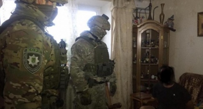 В Киеве грабитель держал в заложниках собственную мать В Киеве грабитель держал в заложниках собственную мать