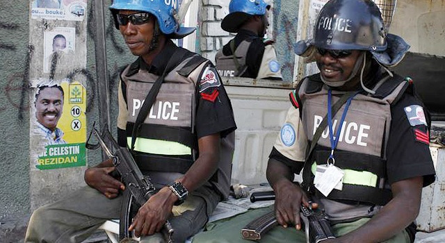 Полицейские Нигерии убили более ста человек