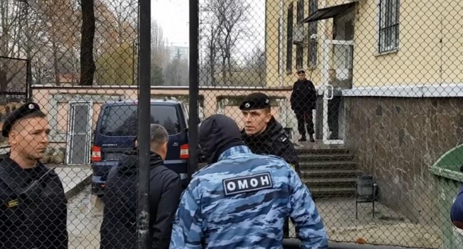 Пропаганда начала трещать по швам: оккупанты-ФСБшники в спешке отправили моряков в Москву Пропаганда начала трещать по швам: оккупанты-ФСБшники в спешке отправили моряков в Москву