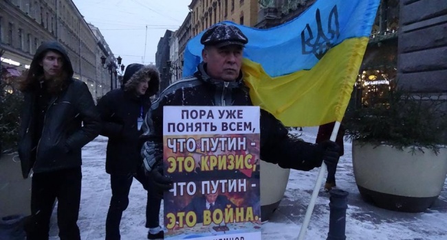 «Путин – это кризис и война»: более 50 россиян в Петербурге провели митинг против агрессии в Азовском море