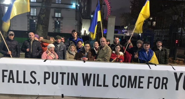 Украинцы в Лондоне протестуют в поддержку украинских моряков