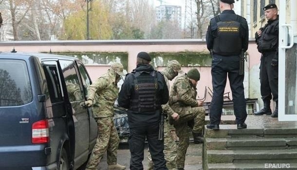Захваченных ФСБ России украинских моряков обвинили в незаконном пересечении границы Захваченных ФСБ России украинских моряков обвинили в незаконном пересечении границы