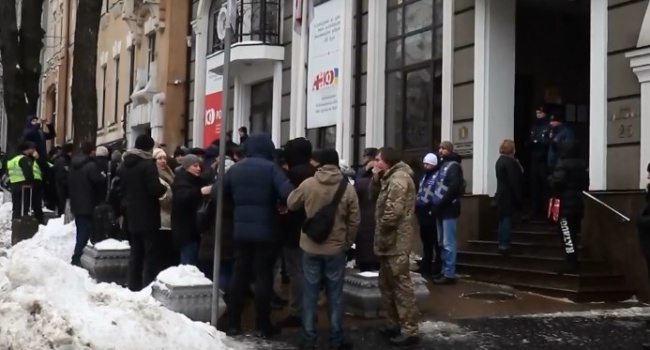Под грузинским посольством в Киеве собрался митинг Под грузинским посольством в Киеве собрался митинг