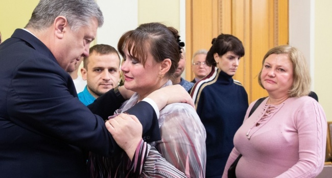«Вся страна ими гордится»: Порошенко встретился с родственниками пленных украинских моряков, пообещав в скором времени вернуть воинов домой «Вся страна ими гордится»: Порошенко встретился с родственниками пленных украинских моряков, пообещав в скором времени вернуть воинов домой
