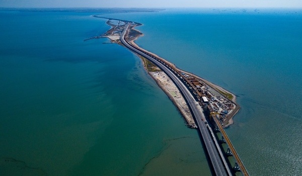 «Не проедут поезда»: стало известно о серьезных проблемах на Крымском мосту