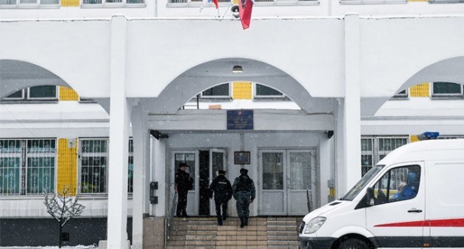 «Замкнут, мало общается, и есть психические проблемы»: в московской школе случилось ЧП, подросток угрожает учителям расправой «Замкнут, мало общается, и есть психические проблемы»: в московской школе случилось ЧП, подросток угрожает учителям расправой
