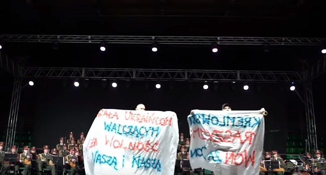 «Геть лапи від України!»: у Польщі активісти зірвали проведення концерту ансамблю армії РФ