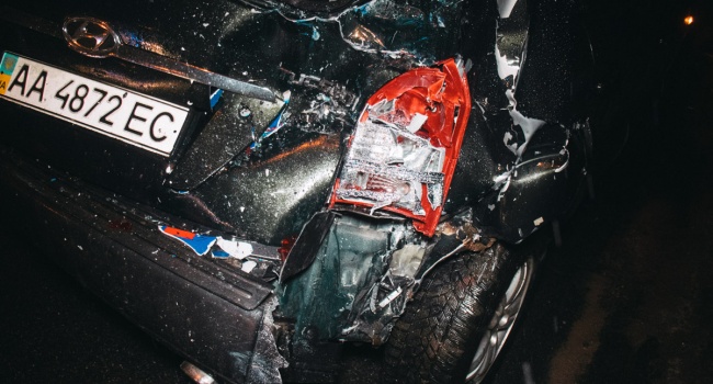 В Киеве авто сбило женщину, фотографировавшую свою машину после другого ДТП
