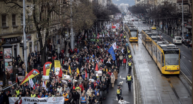 В Венгрии состоялись массовые протесты против «рабского закона»