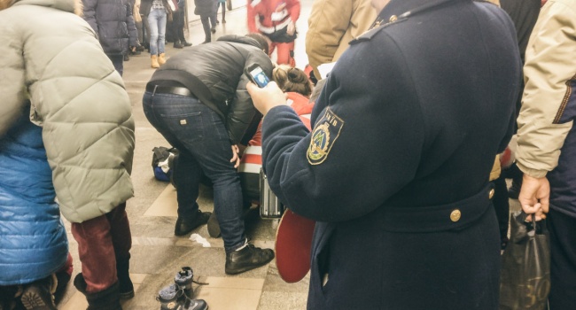 В киевском метро умерла 9-летняя девочка, врачи 40 минут боролись за её жизнь
