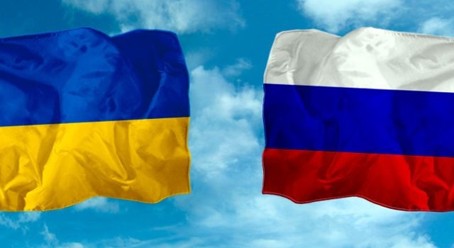 «Обнимемся, братья»: сеть взбудоражил провокационный перформанс в центре Киева 