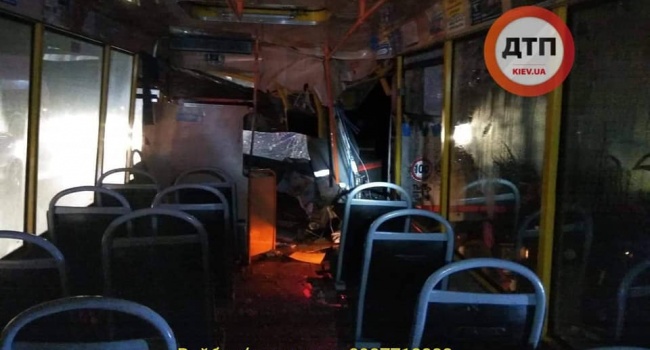 Маршрутка с пассажирами в Киеве въехала в фуру, есть погибший Маршрутка с пассажирами в Киеве въехала в фуру, есть погибший