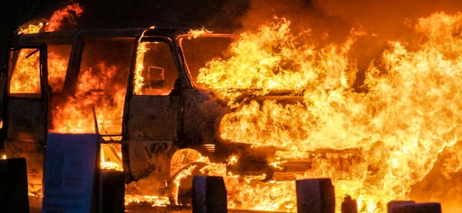 В столичном "Комфорт Тауне" дотла сгорел микроавтобус