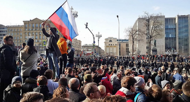 Опрос: большинство россиян не выйдут на митинги протеста из-за ситуации в стране