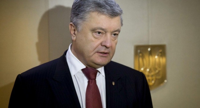 Политолог: президент Украины будет любыми способами продлевать военное положение