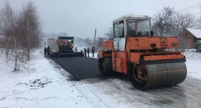 Заказчиком асфальта на снег и в лужи выступаю местные громады, Кабмин еще до зимы закрыл все свои проекты, – политолог