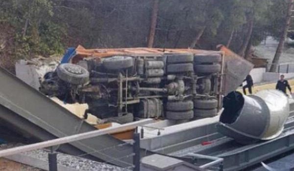 В Крыму случилось новое ЧП: грузовик упал с обрыва на аквапарк В Крыму случилось новое ЧП: грузовик упал с обрыва на аквапарк