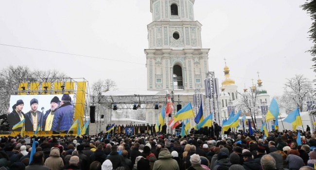 Политикам наплевать и на томос, и на армию, потому что они воспринимают это как пиар президента, – журналист