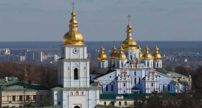 Эксперт: в Украине имеет место факт существования двух совершенно законных, православных церквей