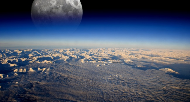 Ученые заявили о странных вспышках света, прилетающих с Луны