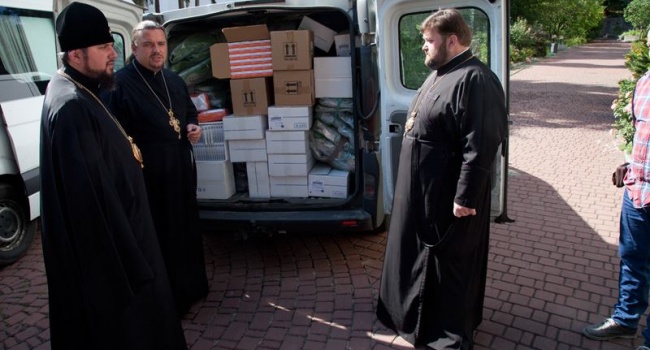 Сеть впечатлили фото волонтерской деятельности предстоятеля Единой православной церкви в Украине митрополита Епифания