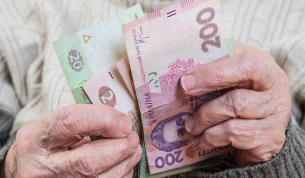 В декабре украинцы получат сразу две пенсии: подробности 