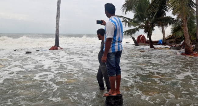 Тысячи индийцев покидают свои дома из-за мощного циклона