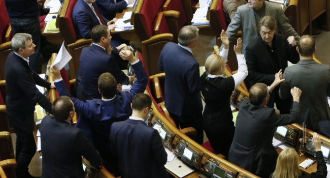 Богданов: Коммунистическая партия Украины до сих пор в украинском парламенте – в ней 231 депутат