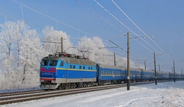 «Ожидайте 14 дней»: в поле в Тернопольской области застрял поезд 