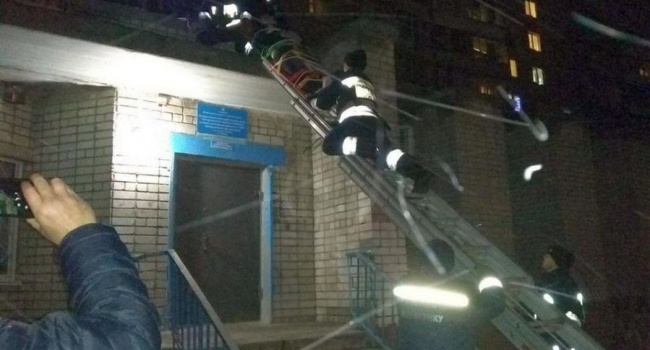 Горе-грабители пытались вылезти из окна 5 этажа по простыням