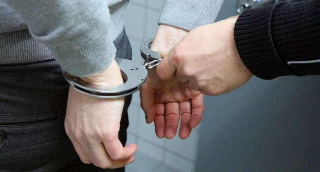 Полицейскому грозит до 8 лет тюрьмы за разбойное нападение 