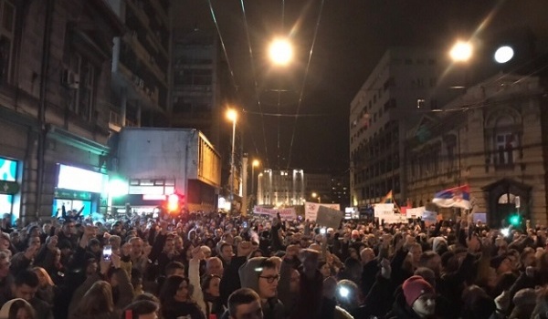 Сербы вышли на протест против политики Вучича 